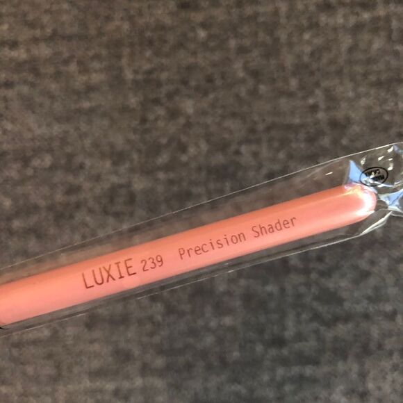 LUXIE 239 Precision Shade Brush - Rose Gold - Picture 5 of 6